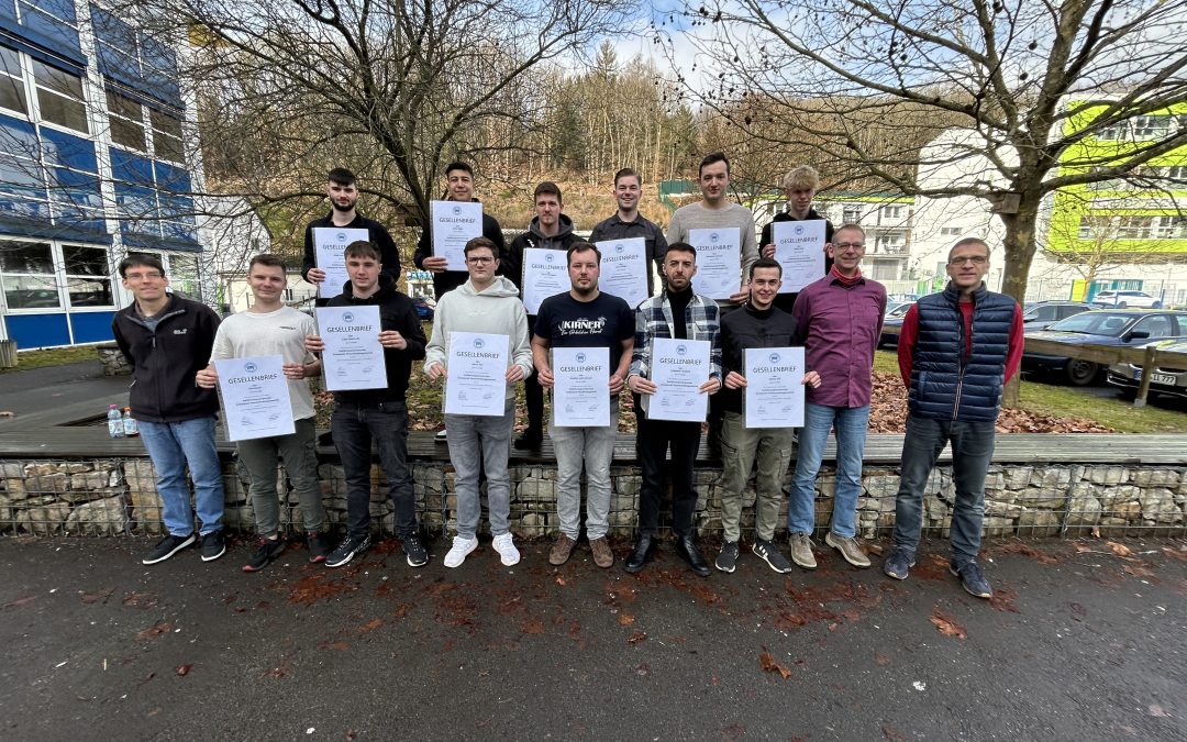 Motor der Zukunft: Neue Kfz-Mechatroniker-Gesellen starten durch